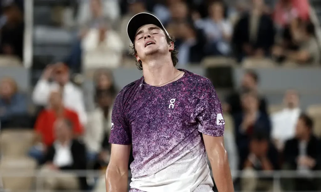 João Fonseca luta, mas dá adeus a Roland Garros após revés para Mensik