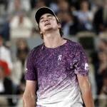 João Fonseca luta, mas dá adeus a Roland Garros após revés para Mensik
