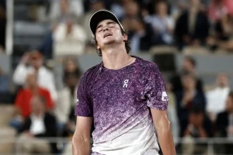 João Fonseca luta, mas dá adeus a Roland Garros após revés para Mensik