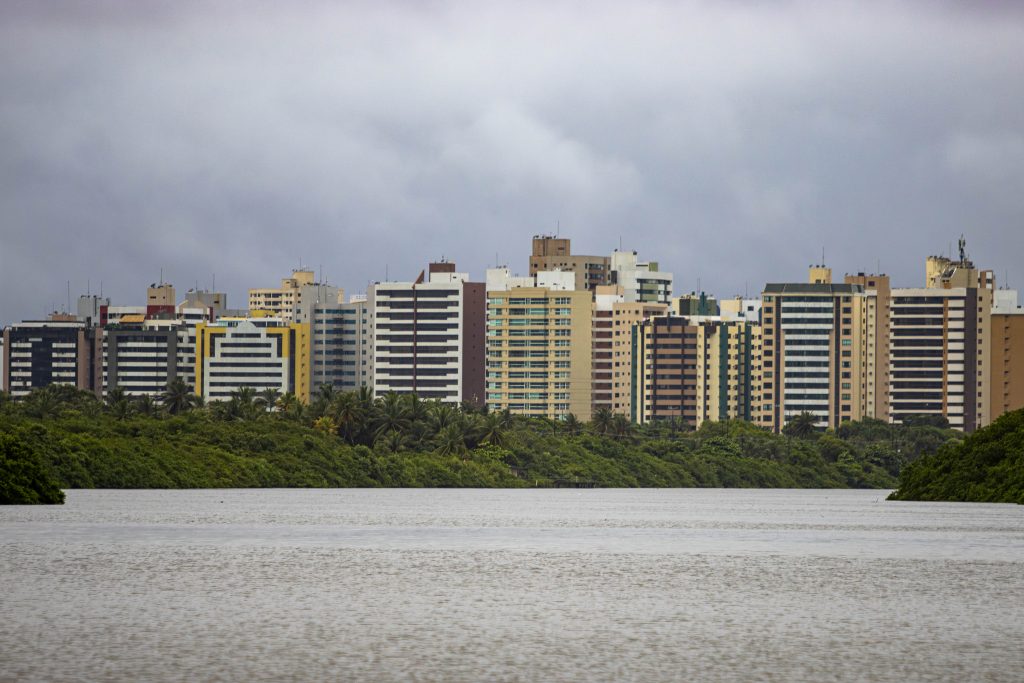 Previsão do tempo aponta semana de céu parcialmente nublado e chuvas fracas