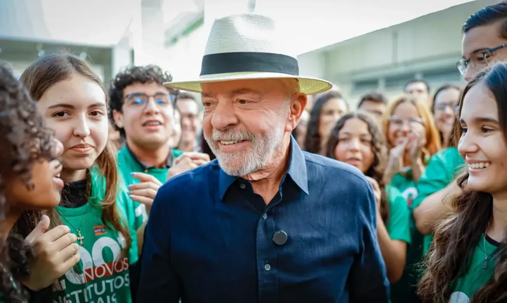 “Quem tinha que aumentar a taxa seríamos nós”, diz Lula sobre EUA